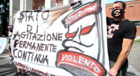 I lavoratori dello spettacolo manifestano davanti alla Triennale