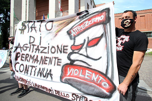 I lavoratori dello spettacolo manifestano davanti alla Triennale