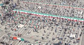 Centrodestra ordinatamente in Duomo per contestare il Governo