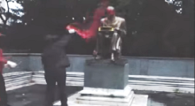 Politici e cittadini sotto la statua di Montanelli. Indaga la DIGOS. LUME rivendica
