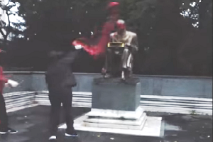 Politici e cittadini sotto la statua di Montanelli. Indaga la DIGOS. LUME rivendica