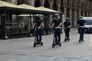 Cancellati annunci per la vendita di finti monopattini elettrici Al via il nuovo servizio in monopattino della Polizia locale