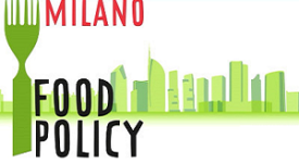 Undici città, tre Università e cinque importanti partner del sistema alimentare coinvolti e coordinati dal Comune di Milano si sono aggiudicati 12 milioni di euro per portare avanti il progetto 'Food Trails', vincitore tra 20 diverse proposte del più grande bando europeo – Horizon 2020 – vinto dal Comune di Milano come capofila. Fornire a tutti i cittadini alimenti convenienti, sicuri e nutrienti e creare sistemi alimentari regionali più sani e sostenibili grazie a politiche alimentari urbane integrate sono gli obiettivi primari di 'Food Trails', che sarà composto da diversi progetti pilota, per i quali ora sarà avviata la co-progettazione e che saranno messi in atto a partire da ottobre 2020 (fino a settembre 2023). Al Comune di Milano, in particolare, sarà assegnato 1 milione 640mila euro, di cui 450mila euro dedicati a Milano Ristorazione per l'attuazione di un'azione pilota nelle mense delle scuole della città. “Siamo orgogliosi di un risultato – commenta la Vicesindaco con delega alla Food Policy Anna Scavuzzo –, che si inserisce in un quadro di successi e che premia un grande lavoro di squadra dentro e fuori dal Comune: vince un progetto serio e innovativo, che porta un rilevante contributo economico per avviare nuove progettualità e un riconoscimento a livello internazionale che premia anni di lavoro concreto e incessante sui temi della Food Policy. A Milano viene riconosciuta l'esperienza maturata in questi anni sulle politiche alimentari: eredità di Expo2015 è anche il Milan Urban Food Policy Pact, che oggi può contare sulla partecipazione e sullo scambio di buone pratiche per oltre 200 città in tutto il mondo, che si impegnano per promuovere sistemi alimentari urbani sostenibili. E andiamo avanti”. Altri attori milanesi coinvolti sono Fondazione Cariplo e Fondazione Politecnico di Milano, mentre le città che partecipano al partenariato sono Copenaghen, Varsavia, Birmingham, Bordeaux, Bergamo, Funchal, Salonicco, Groningen, Grenoble, Sofia e Tirana. Coinvolti anche Eurocities, gli uffici di Brussels di Slow Food International, l'EAT Forum norvegese e le Università di Cardiff, Wageningen e Roskilde. Il progetto sarà seguito anche da altre 21 città in tutto il mondo (“fellows cities”, senza budget): Toronto, Sao Paulo, Buenos Aires, Lima, La Paz, Mérida, Rio de Janeiro, Guangzhou, Seoul, Cape Town, Melbourne, New Haven, Tel Aviv, Baltimore, Washington DC, Mezitli, Kazan, Praia, Quelimane, Curitiba, Guadalajara. 'Food Trails' parte dal presupposto che in un sistema alimentare globalizzato fatto di vulnerabilità e disuguaglianze sociali, ambientali ed economiche, le città sono gli attori chiave per re-immaginare, attuare e impegnarsi in innovazioni delle politiche alimentari partecipative. L'obiettivo generale è dunque quello di fornire all'UE, ai governi delle città e a tutti gli attori coinvolti nel cambiamento esempi concreti di azioni da poter mettere in campo, co-progettate e verificate, per supportare lo sviluppo e il consolidamento di politiche utili e praticabili. La partecipazione di città di diverse dimensioni, con diverse tipologie di governance del cibo e situate nelle più svariate aree geografiche d'Europa consentirà a 'Food Trails' di identificare e testare una vasta gamma di strategie. Di recente, infine, un altro progetto di Food Policy del Comune di Milano è stato scelto dalla Commissione Europea, vincendo un finanziamento di 7,5 milioni di euro. Si tratta di “Food Wave-Empowering Urban Youth for Climate Action”, che ha l’obiettivo di sensibilizzare i giovani sui temi del cambiamento climatico.