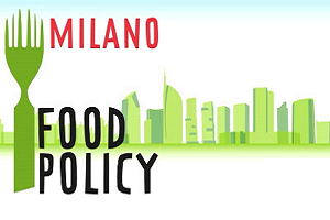  Undici città, tre Università e cinque importanti partner del sistema alimentare coinvolti e coordinati dal Comune di Milano si sono aggiudicati 12 milioni di euro per portare avanti il progetto 'Food Trails', vincitore tra 20 diverse proposte del più grande bando europeo – Horizon 2020 – vinto dal Comune di Milano come capofila.  Fornire a tutti i cittadini alimenti convenienti, sicuri e nutrienti e creare sistemi alimentari regionali più sani e sostenibili grazie a politiche alimentari urbane integrate sono gli obiettivi primari di 'Food Trails', che sarà composto da diversi progetti pilota, per i quali ora sarà avviata la co-progettazione e che saranno messi in atto a partire da ottobre 2020 (fino a settembre 2023).  Al Comune di Milano, in particolare, sarà assegnato 1 milione 640mila euro, di cui 450mila euro dedicati a Milano Ristorazione per l'attuazione di un'azione pilota nelle mense delle scuole della città.  “Siamo orgogliosi di un risultato – commenta la Vicesindaco con delega alla Food Policy Anna Scavuzzo –, che si inserisce in un quadro di successi e che premia un grande lavoro di squadra dentro e fuori dal Comune: vince un progetto serio e innovativo, che porta un rilevante contributo economico per avviare nuove progettualità e un riconoscimento a livello internazionale che premia anni di lavoro concreto e incessante sui temi della Food Policy. A Milano viene riconosciuta l'esperienza maturata in questi anni sulle politiche alimentari: eredità di Expo2015 è anche il Milan Urban Food Policy Pact, che oggi può contare sulla partecipazione e sullo scambio di buone pratiche per oltre 200 città in tutto il mondo, che si impegnano per promuovere sistemi alimentari urbani sostenibili. E andiamo avanti”.  Altri attori milanesi coinvolti sono Fondazione Cariplo e Fondazione Politecnico di Milano, mentre le città che partecipano al partenariato sono Copenaghen, Varsavia, Birmingham, Bordeaux, Bergamo, Funchal, Salonicco, Groningen, Grenoble, Sofia e Tirana. Coinvolti anche Eurocities, gli uffici di Brussels di Slow Food International, l'EAT Forum norvegese e le Università di Cardiff, Wageningen e Roskilde.  Il progetto sarà seguito anche da altre 21 città in tutto il mondo (“fellows cities”, senza budget): Toronto, Sao Paulo, Buenos Aires, Lima, La Paz, Mérida, Rio de Janeiro, Guangzhou, Seoul, Cape Town, Melbourne, New Haven, Tel Aviv, Baltimore, Washington DC, Mezitli, Kazan, Praia, Quelimane, Curitiba, Guadalajara.  'Food Trails' parte dal presupposto che in un sistema alimentare globalizzato fatto di vulnerabilità e disuguaglianze sociali, ambientali ed economiche, le città sono gli attori chiave per re-immaginare, attuare e impegnarsi in innovazioni delle politiche alimentari partecipative. L'obiettivo generale è dunque quello di fornire all'UE, ai governi delle città e a tutti gli attori coinvolti nel cambiamento esempi concreti di azioni da poter mettere in campo, co-progettate e verificate, per supportare lo sviluppo e il consolidamento di politiche utili e praticabili.  La partecipazione di città di diverse dimensioni, con diverse tipologie di governance del cibo e situate nelle più svariate aree geografiche d'Europa consentirà a 'Food Trails' di identificare e testare una vasta gamma di strategie.  Di recente, infine, un altro progetto di Food Policy del Comune di Milano è stato scelto dalla Commissione Europea, vincendo un finanziamento di 7,5 milioni di euro. Si tratta di “Food Wave-Empowering Urban Youth for Climate Action”, che ha l’obiettivo di sensibilizzare i giovani sui temi del cambiamento climatico.