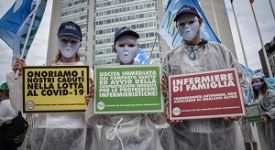 Flash mob degli infermieri davanti al Pirellone