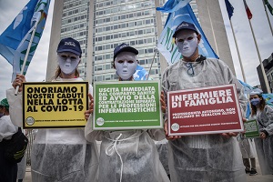 Flash mob degli infermieri davanti al Pirellone
