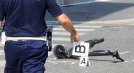 In monopattino contro un autocarro, grave una donna