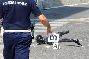 In monopattino contro un autocarro, grave una donna