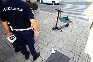 Un altro incidente in monopattino, 19enne in ospedale