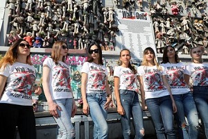 Incendiato il Muro delle Bambole