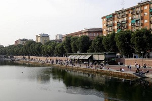 Cingalese gettato nella Darsena. De Chirico (FI) e De Corato (FdI): dove sono i controlli?