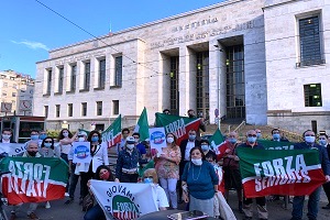 Flash Mob di Forza Italia davanti al Palazzo di Giustizia