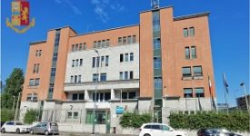 Arrestato mentre spaccia in auto