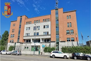 Arrestato mentre spaccia in auto