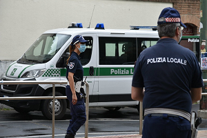 Da inizio anno oltre 53mila oggetti sequestrati in centro Gli agenti l'hanno presa, nei giorni scorsi, con indosso tre telefoni intestati a prestanome e la documentazione contabile dei numerosi pagamenti ricevuti dalle sue vittime, tutte extracomunitarie, raggirate in vari modi: sfruttava il bisogno e la scarsa conoscenza della lingua italiana Nonna Angelica (A. C.), 72 anni, italiana, truffatrice seriale con numerosi precedenti alle spalle, anche recentissimi, tutti per falsi documentali, furto di identità e truffe ai danni di stranieri che a lei affidavano speranze, soldi e pratiche burocratiche. L'ultimo, che ha portato la Squadra Interventi Speciali del Reparto Mobile della Polizia locale di Milano sulle tracce della signora, è stato un cittadino di origine senegalese che aveva presentato una richiesta agli uffici del Comune per giurare e diventare dopo tanti anni vissuti regolarmente in Italia cittadino a tutti gli effetti. L'autorizzazione prefettizia presentata dal 36enne, impiegato a tempo indeterminato in un’officina di Milano, però era palesemente contraffatta. Così la Direzione Centrale Servici Civici del Comune ha avvisato la Polizia locale che ha avviato le indagini. Ad indirizzarle la stessa vittima del raggiro, che ha raccontato spontaneamente di aver ottenuto il documento da una donna "bassa, corpulenta e dai modi molto convincenti", presentatagli da un connazionale come "funzionaria della Prefettura" in grado di agevolare la pratica di richiesta di cittadinanza italiana regolarmente da lui presentata anni prima. Alla presunta funzionaria prefettizia aveva versato circa 2.000 euro per accorgersi poi di essere stato truffato. Dopo il racconto dell'uomo, in seguito ad accertamenti mirati, pedinamenti ed informazioni confidenziali, gli agenti sono arrivati alla donna conosciuta come "Nonna Angelica". L'hanno raggiunta in strada, al lavoro, mentre tentava di raggirare un'altra vittima. Aveva con sé tre telefoni intestati a prestanome e una corposa documentazione contabile della sua attività illecita. La donna è stata denunciata a piede libero per truffa.