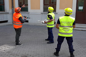 Ispezioni dei tetti delle scuole con i droni della Polizia locale
