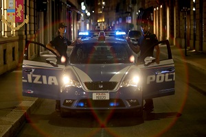 In 9 rapinano e aggrediscono una coppia, arrestati