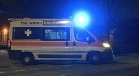 Ennesimo grave incidente in monopattino ambulanza Tre feriti in uno scontro fra una moto e un monopattino