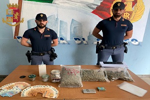 Poliziotti si fingono riders e arrestano spacciatore