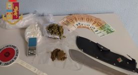 Nasconde droga e machete in tabaccheria