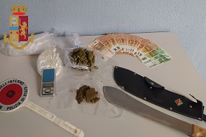 Nasconde droga e machete in tabaccheria