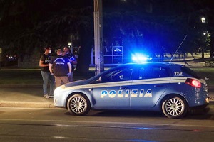 Sospetta aggressione per donna caduta dal pianerottolo