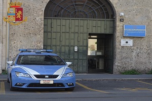 Tre minori arrestati per rapina e aggressioni Ricercato per truffa arrestato mentre chiede il permesso di soggiorno
