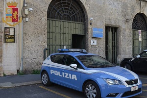 Finge un incidente e deruba un anziano