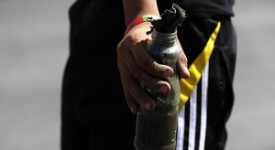 Arrestato dopo essersi ustionato lanciando una molotov