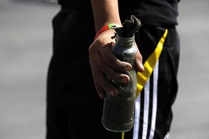 Arrestato dopo essersi ustionato lanciando una molotov