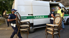 Tavoli, sedie e ombrelloni, sequestrati per occupazione abusiva ad un bar in via Pacini
