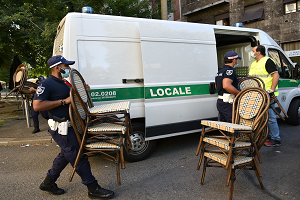 Tavoli, sedie e ombrelloni, sequestrati per occupazione abusiva ad un bar in via Pacini