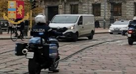 Spacciatori marocchini resistono all'arresto mentre uno ingoia cocaina
