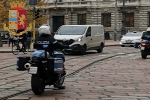 Spacciatori marocchini resistono all'arresto mentre uno ingoia cocaina