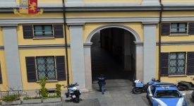 Truffa anziano che lo stava aiutando