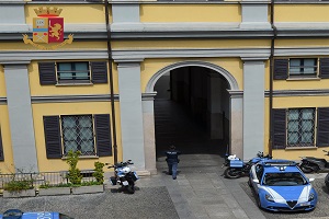 Truffa anziano che lo stava aiutando