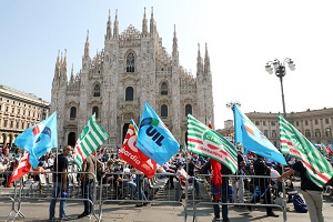 Manifestazione dei sindacati in Piazza Duomo