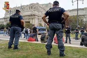 De Corato: ancora sangue in centrale Furti ai turisti in Centrale: quattro stranieri arrestati e sei denunciati Gambiano rapina tunisina in Stazione Centrale Quattro arresti in stazione centrale