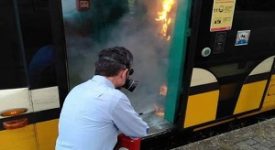 Incendiato distributore gel su un tram