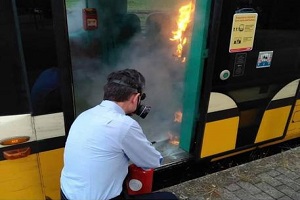 Incendiato distributore gel su un tram