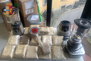 Scoperta una raffineria di droga