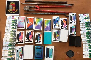 CInque arresti per il furto di 20 smartphone