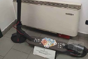 Spaccia in monopattino con la cocaina nella mascherina