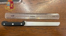 Non indossa la macherina e minaccia agenti con un coltello