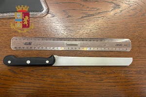 Non indossa la macherina e minaccia agenti con un coltello