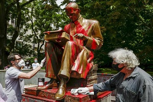 Perquisito studente per l'imbrattamento della statua di Montanelli
