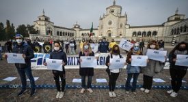 Lavoratori dello sport protestano in Duomo e al Cimitero Maggiore