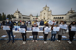Lavoratori dello sport protestano in Duomo e al Cimitero Maggiore