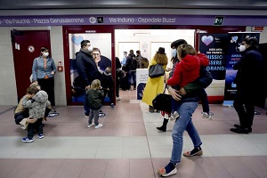 Vaccino spray per bimbi alla stazione MM Gerusalemme