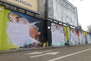 Imbrattati murales dedicati a medici